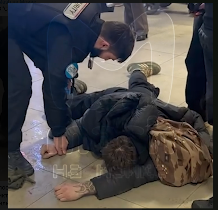 Один из нападавших проверяет пульс у посетителя. Скриншот: Телеграм-канал "Mash на Мойке"