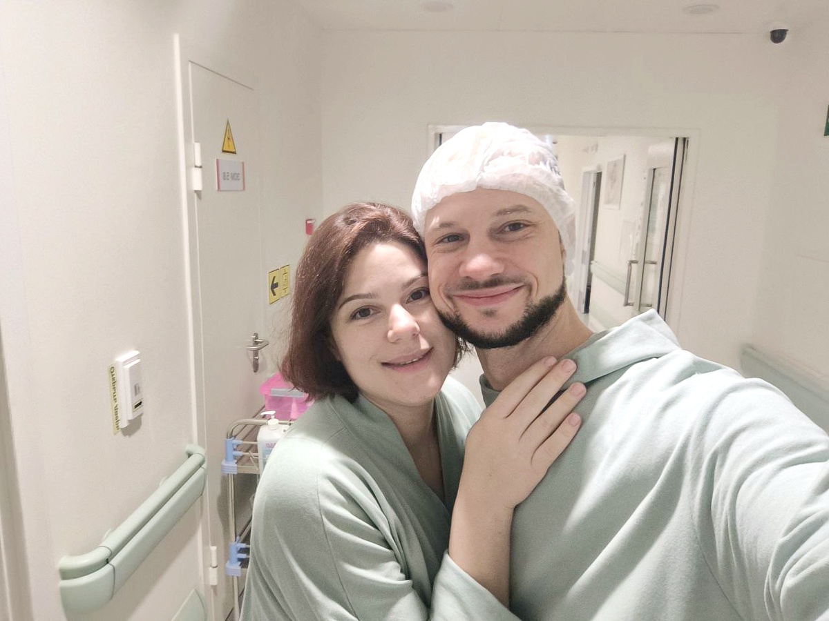 Памятное фото нашей первой встречи, когда меня выписали из Послеродового на 3-й день и перевели к Вальду в детское отделение, куда разрешены посещения.