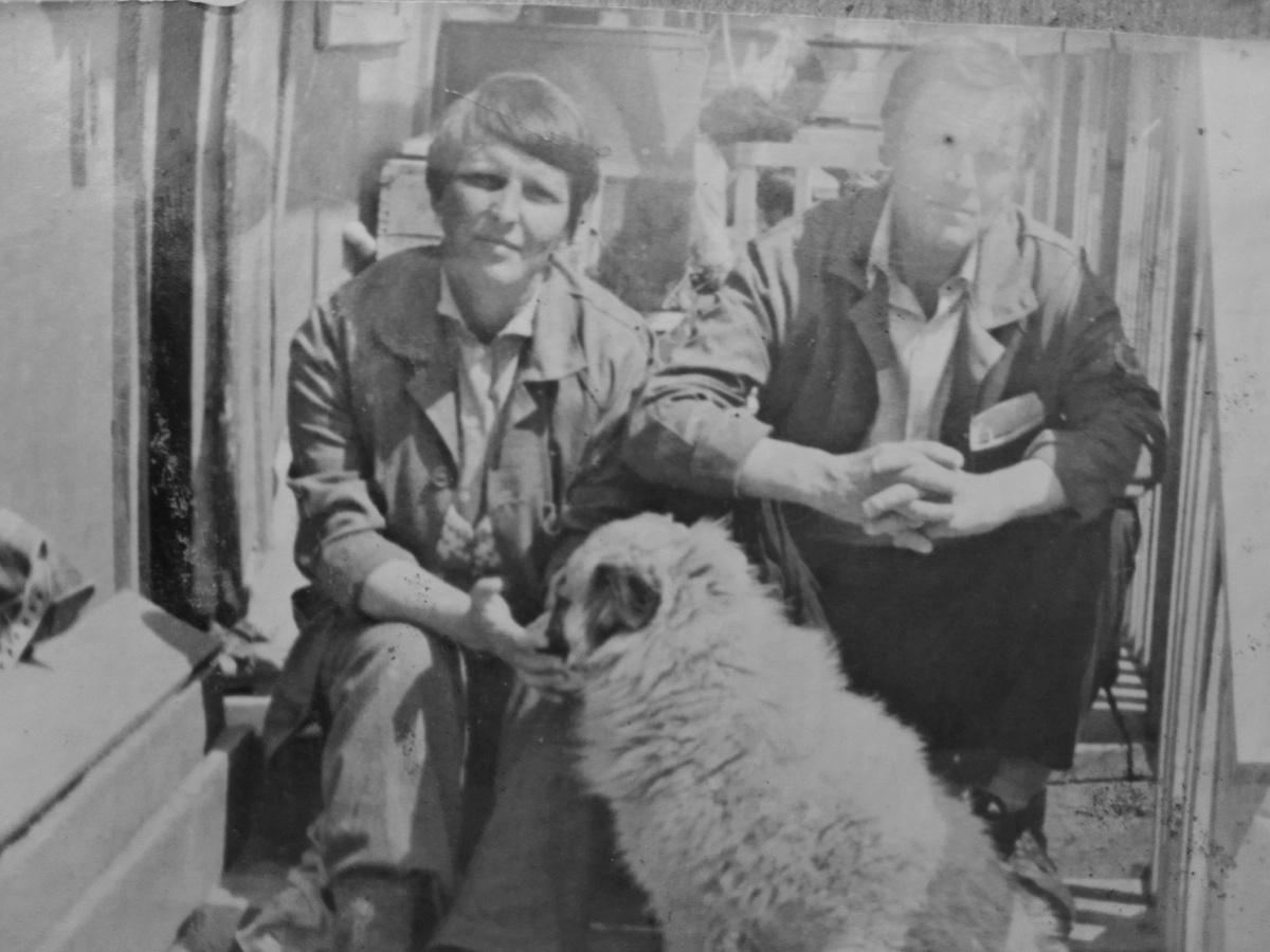 После леса, отдыхаем с мужем и с собакой, на крыльце. Фото неважное, к сожалению. 