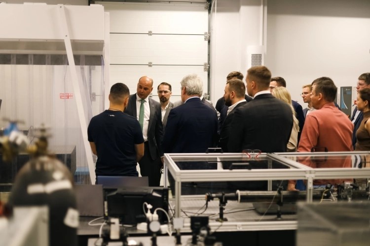 Правительственные делегации зачастили в «Лассард». Лазер — на переднем плане. Изображение: lassard.ru