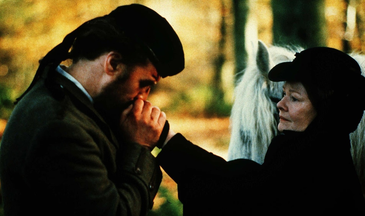 Билли Коннолли в роли Джона Брауна и Джуди Денч в роли королевы Виктории, которую викторианские шутники называли миссис Браун.