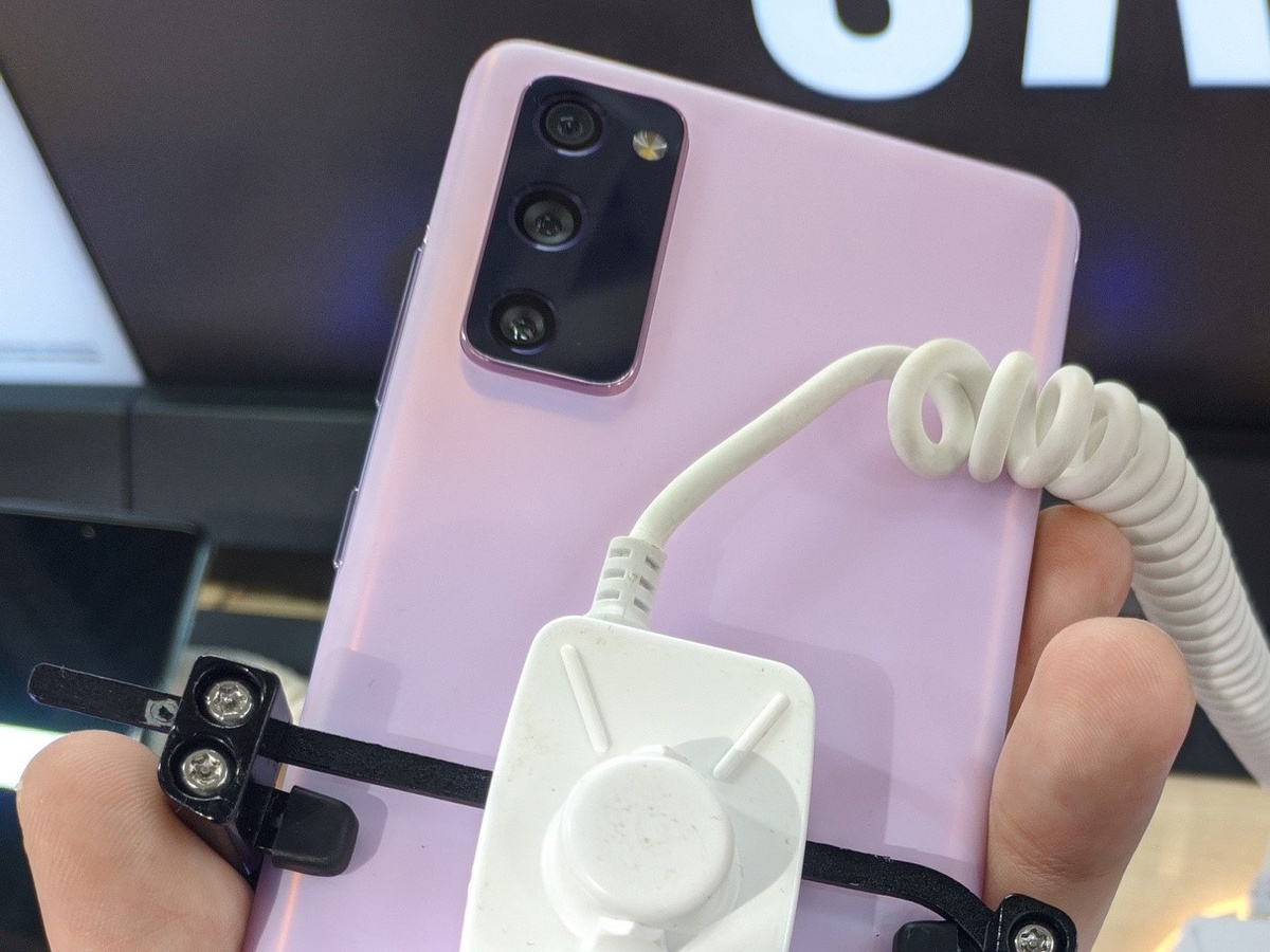 Фото из позапрошлой жизни: смартфон Samsung Galaxy S20 FE, официально продававшийся в российских магазинах