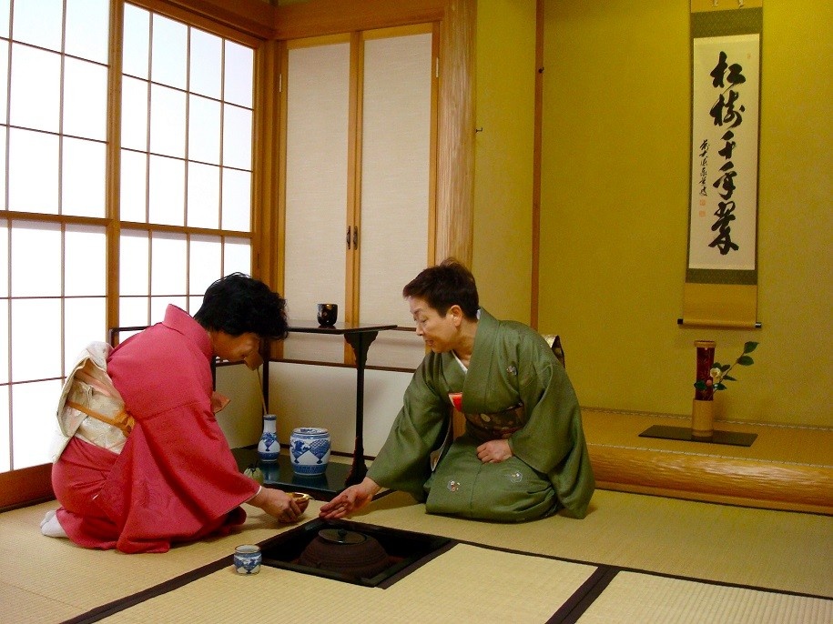 Чайная церемония. На фото можно заметить подобранные специально свиток, цветок и особый чайный сервиз