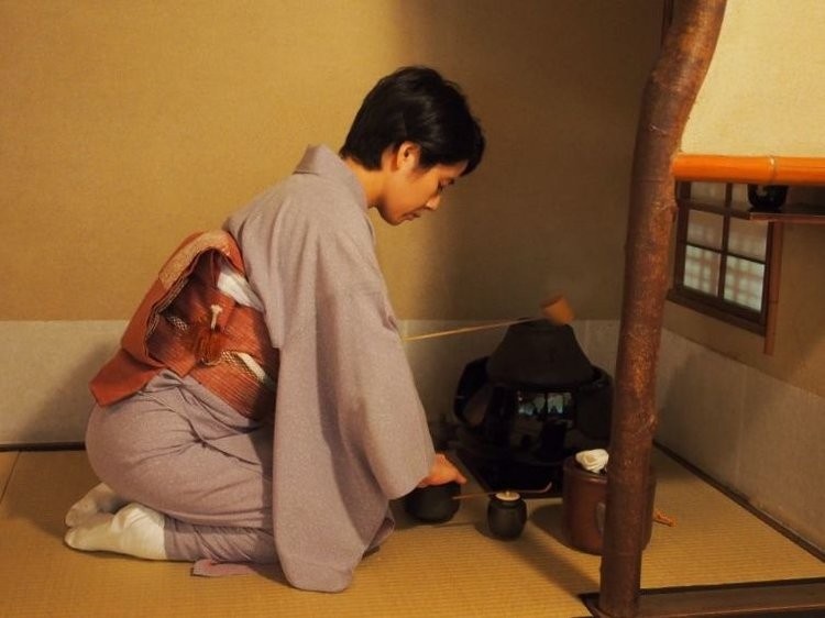 Хозяйка чайной церемонии готовит чай на глазах у гостей