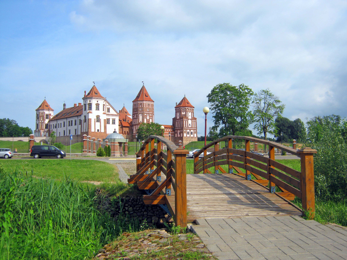 Мост через речку Миранка и Мирский замок со стороны 1-го Пионерского переулка. 2013 г. Фото автора.