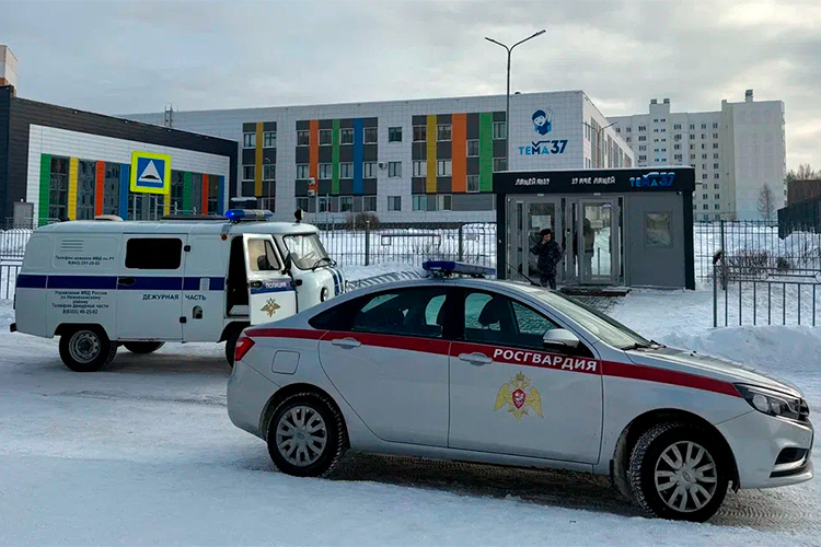    13-летнего ученика лицея задержали бойцы Росгвардии. Сейчас устанавливаются все обстоятельства происшествия и мотивы нападавшего.   
Фото: Регина Шафиева