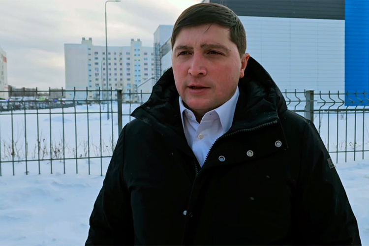    Радмир Беляев в 10 часов утра записал видеообращение на фоне лицея. Он рассказал, что учащийся 7-го класса, предварительно, взорвал три петарды, ранил уборщицу ножом и спрятался.   
Фото: t.me/radmirbelyaev