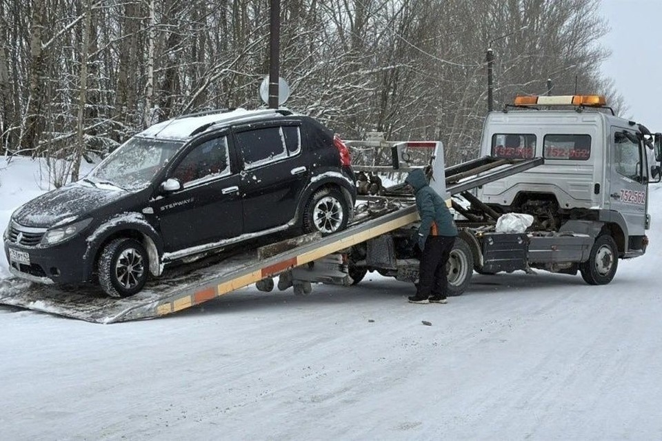    Из-за неправильно припаркованных машин автобусы выбиваются из графика. Фото: администрация города Кирова