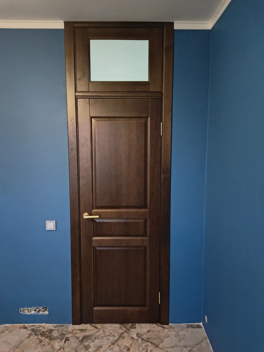 Дверь из массива сосны с фрамугой