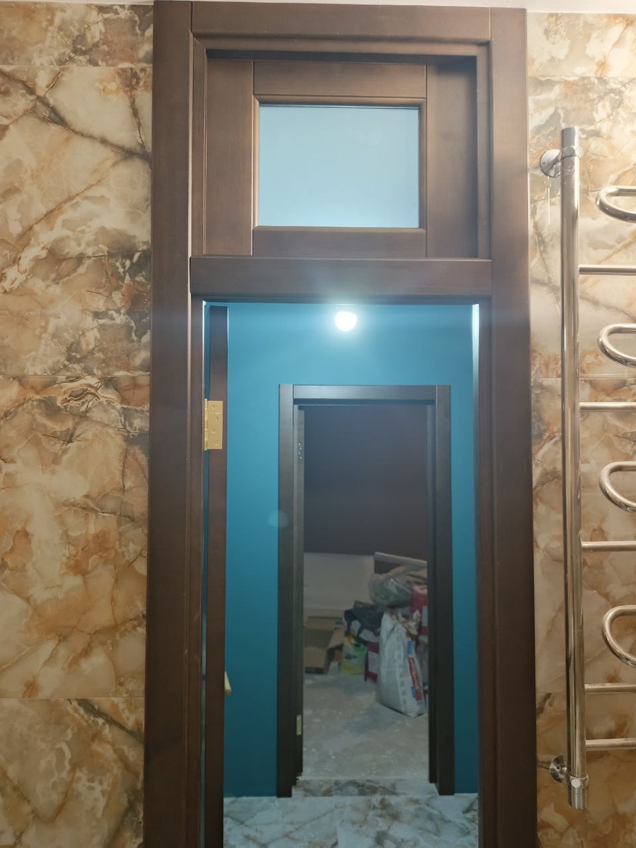 Дверь из массива сосны с фрамугой