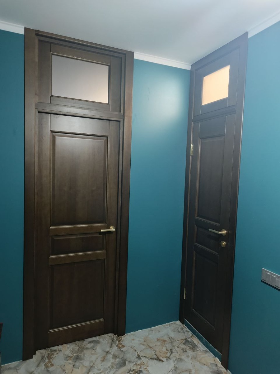 Дверь из массива сосны с фрамугой