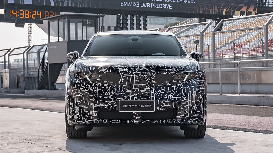    На фото: прототип длиннобазной версии кроссовера BMW iX3