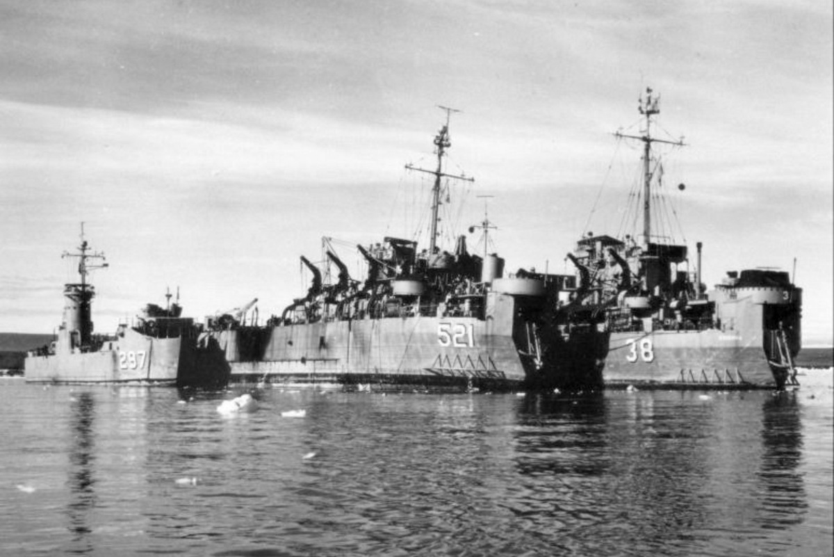    Корабли ВМС США во время операции «Голубая сойка», строительства авиабазы ​​Туле в Гренландии, около 1950 года.