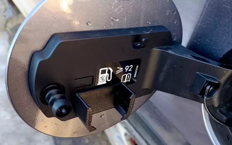 Крышка лючка бензобака Chery Tiggo 7 Pro Max. Вроде бы можно заливать АИ‑92, но стоит ли?📷
