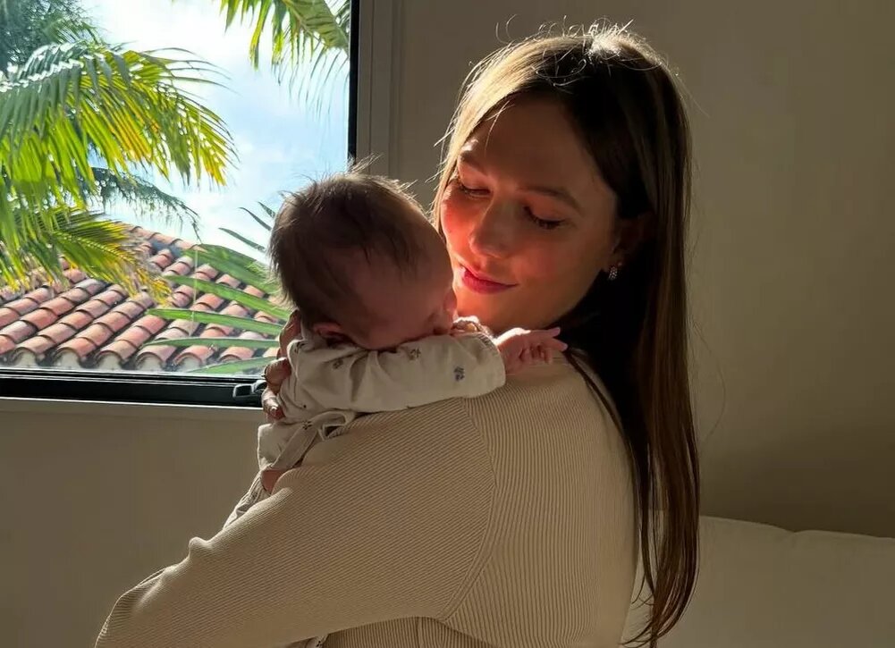    Карли Клосс показала, как кормит младенца грудью