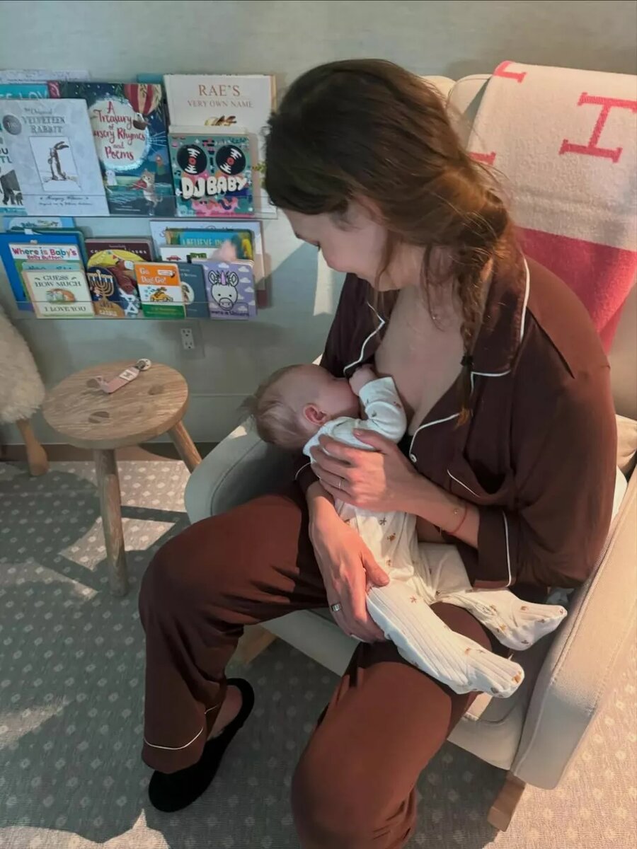 Карли Клосс с дочкой📷
