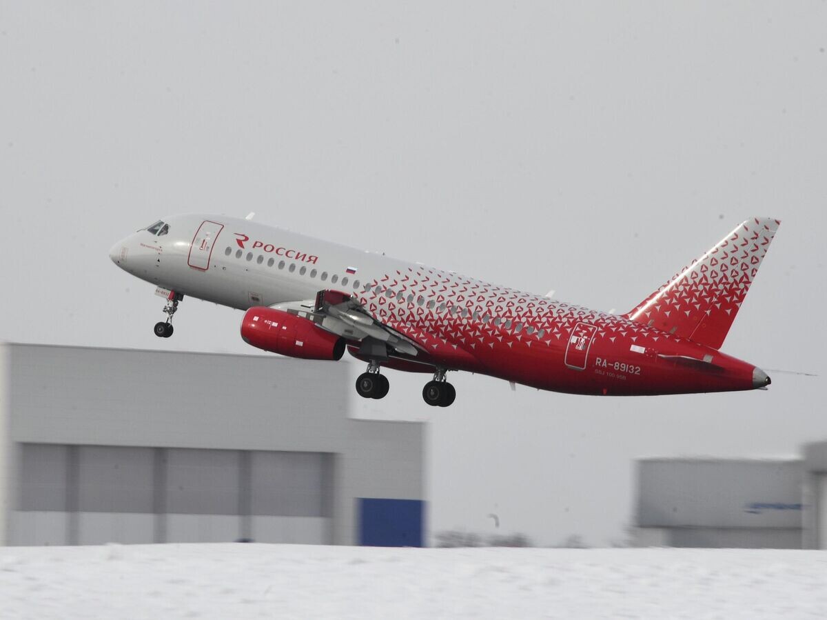    Лайнер Sukhoi Superjet 100 в аэропорту Шереметьево | © РИА Новости / Кирилл Каллиников
