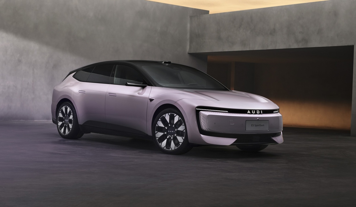    Главный титул получил шутинг-брейк AUDI E5 Sportback — это чистый электрокар длиной 4,9 метра, в создании которого участвовал «поднебесный» концерн SAIC. Такие машины продаются только на внутреннем рынке КНР   
Audi