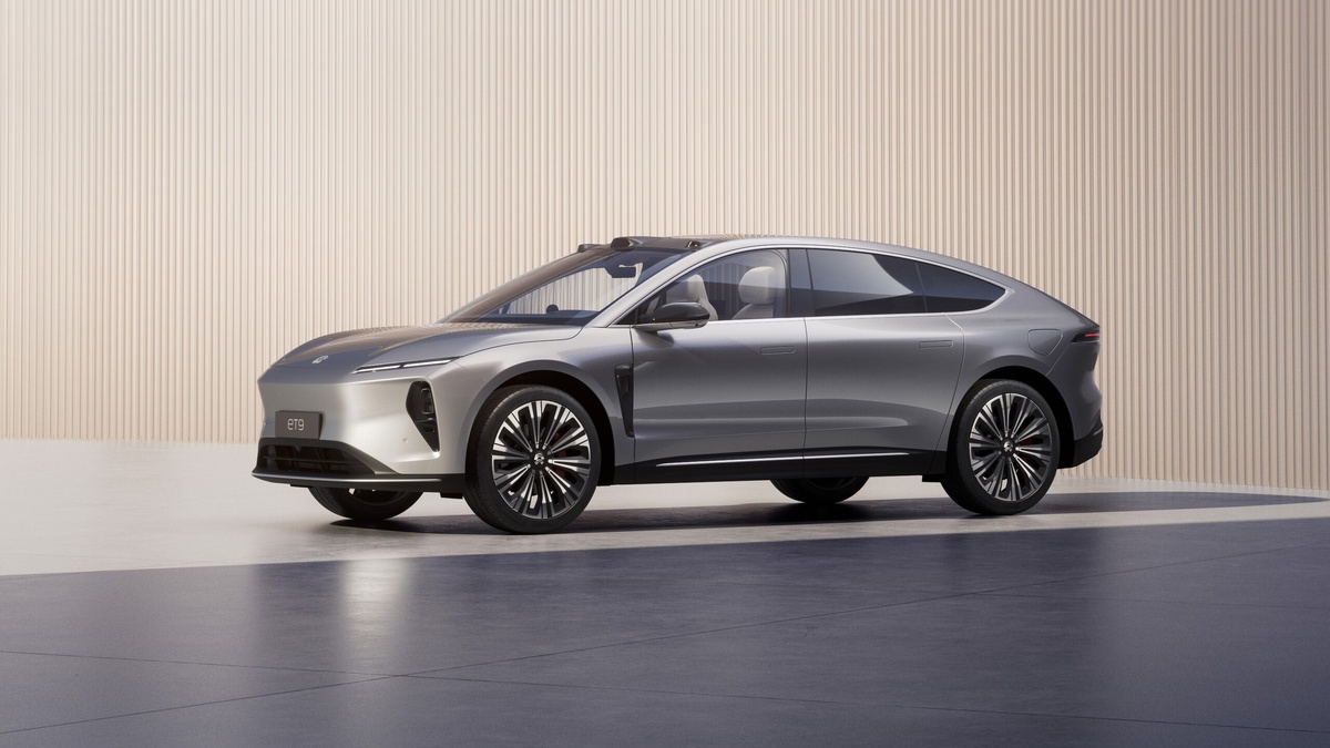    «Роскошным автомобилем года» признан полноразмерный седан Nio ET9, что представляет собой 4-местный электрокар, оборудованный 707-сильной двухмоторной установкой и 102-киловаттной батареей   
Nio