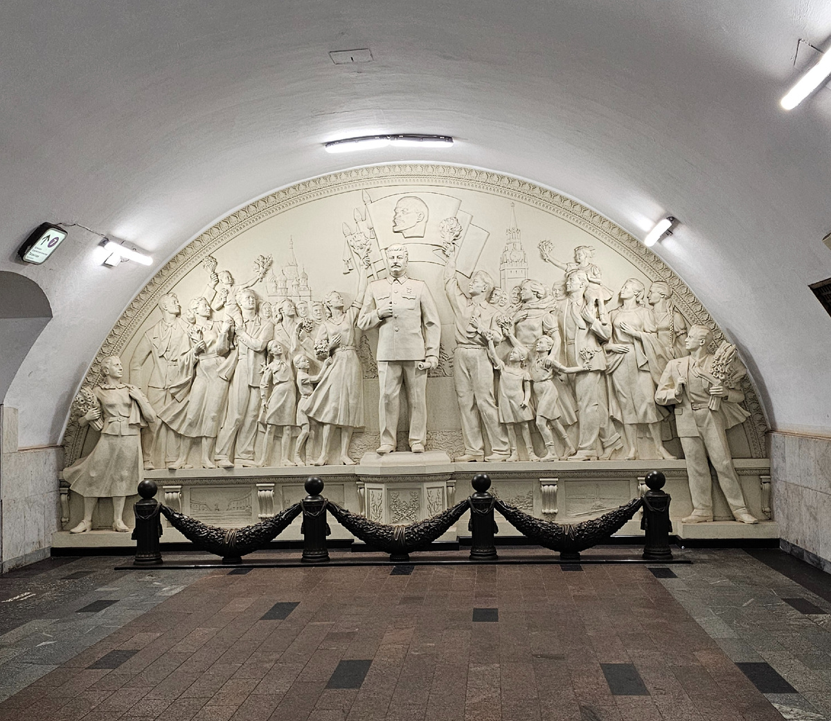 Барельеф со Сталиным (автор фото Л.Баева)