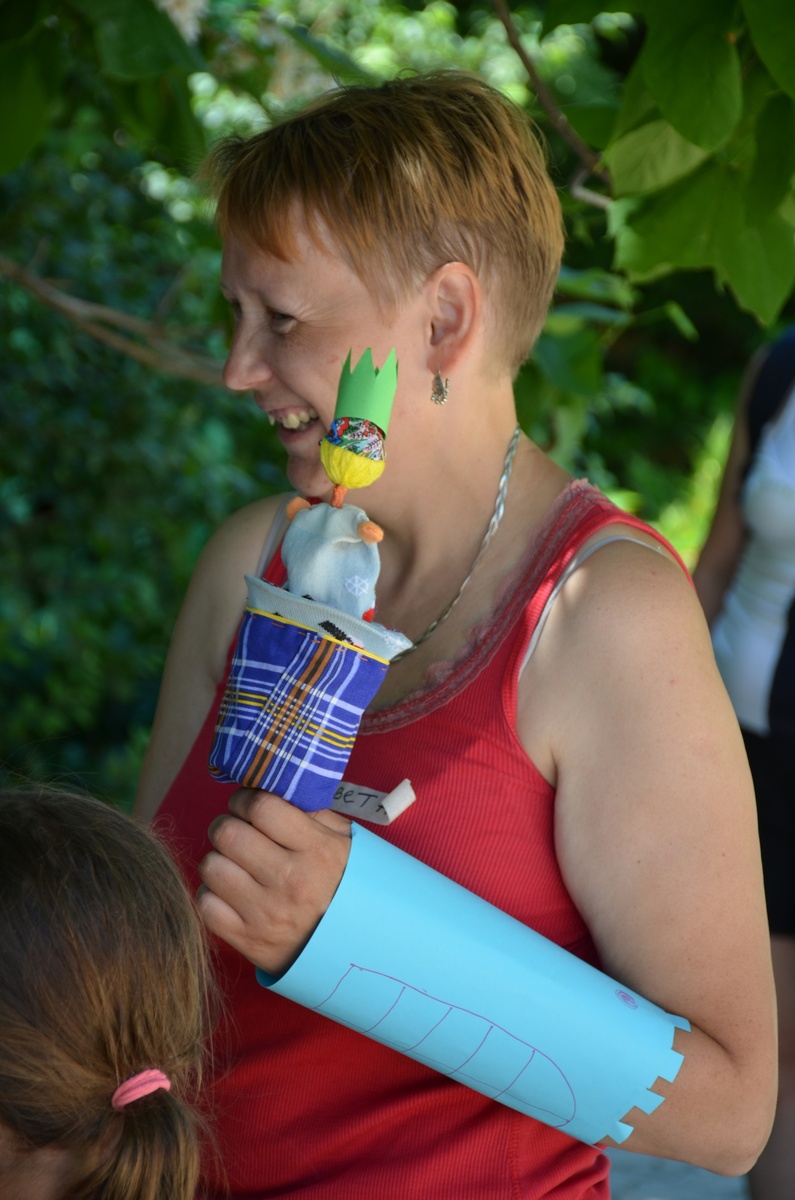 Петрушка с головой из клубочка, а в его основе стакан из-под сметаны