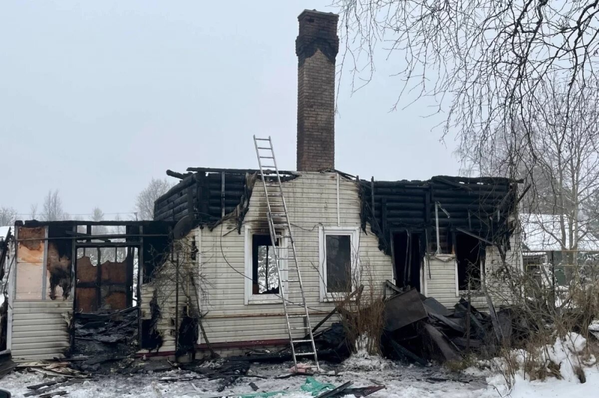    Спасателям потребовалось меньше получаса, чтобы потушить полыхающий дом.