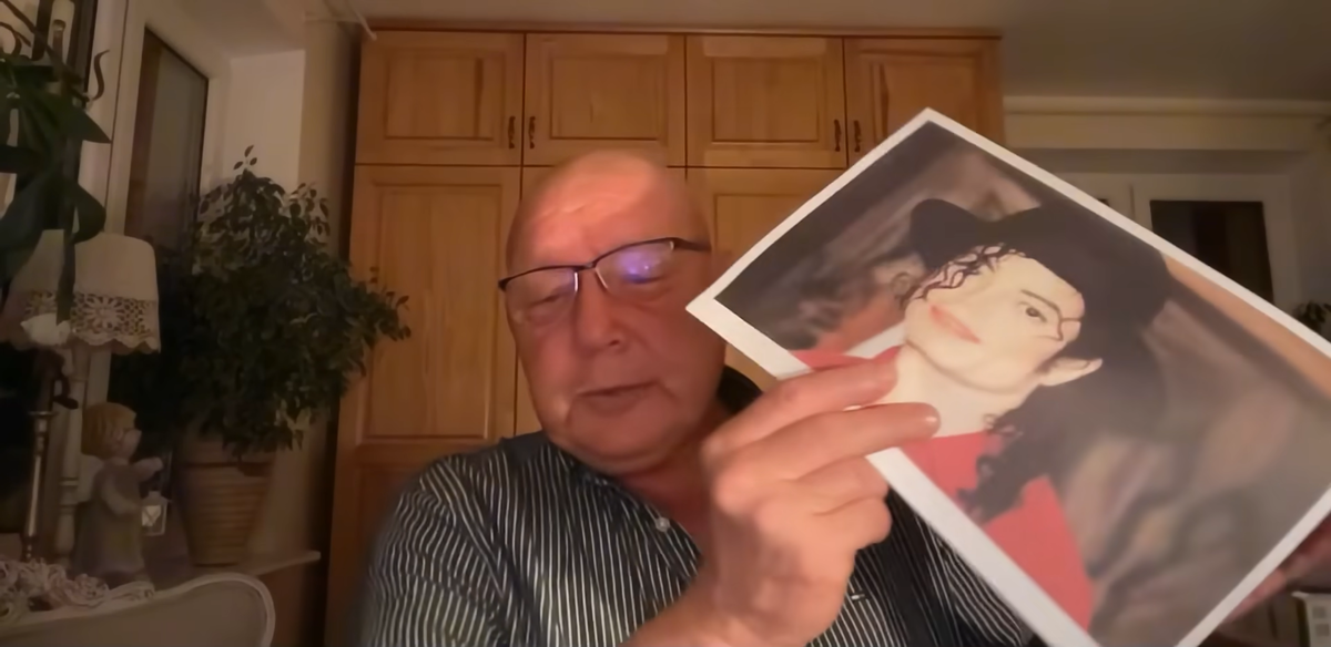 Момент онлайн-трансляции от 25 октября 2025 года. Экстрасенс Кшиштоф Яцковский делает визию по фотографии Майкла Джексона