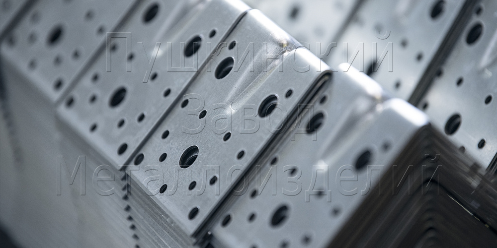 Один и тот же крепёж в сухом помещении и на открытом воздухе показывает разницу по сроку службы в 2–3 раза.
