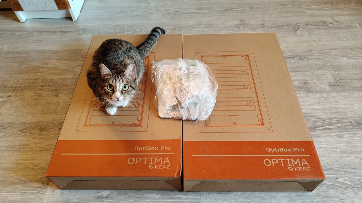 Щиты OptiBox Pro с главным редактором канала — кошкой Мерлин