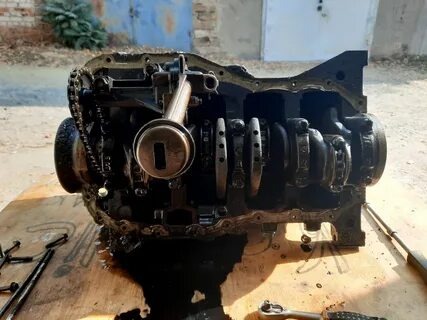 Сборка двигателя. Все детали собирают в обратном порядке с соблюдением моментов затяжки. Важно правильно ориентировать поршни при сборке, чтобы двигатель работал ровно. 