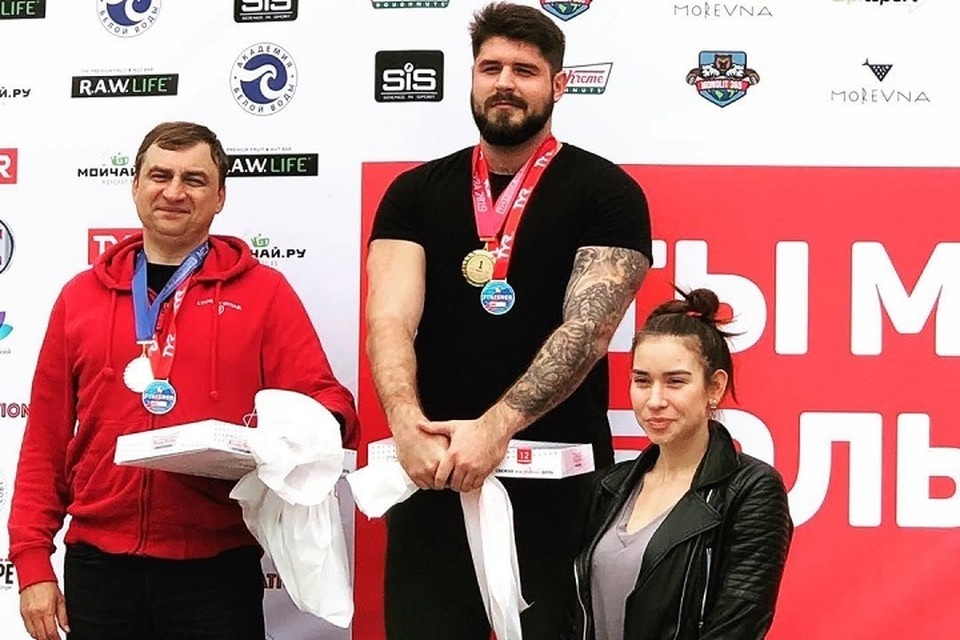    Николай Свечников (в центре) погиб во время заплыва через Босфор. Фото: соцсети