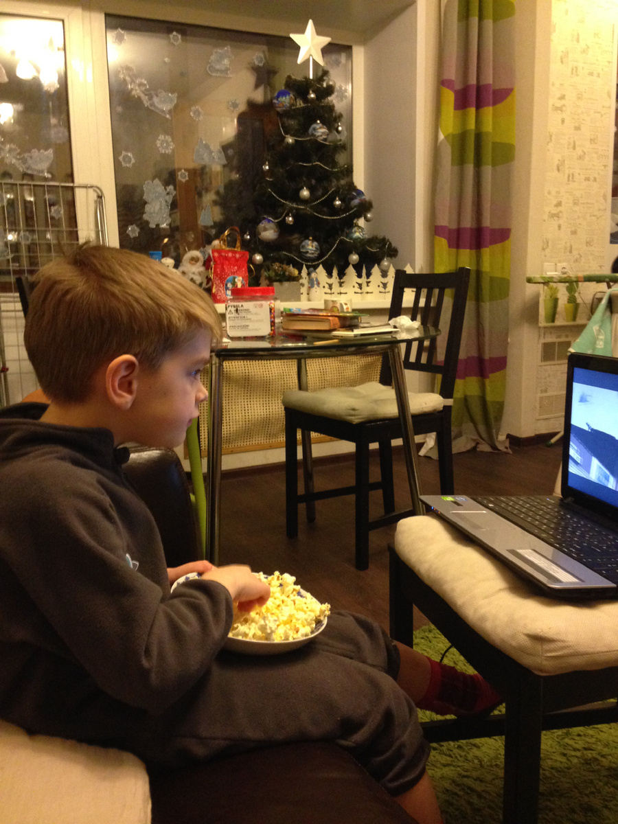 Фото автора. Только я собралась не сравнивать, как увидела, что в 2016-м наша елка тоже была украшена шарами нижегородской фабрики «Ариэль»