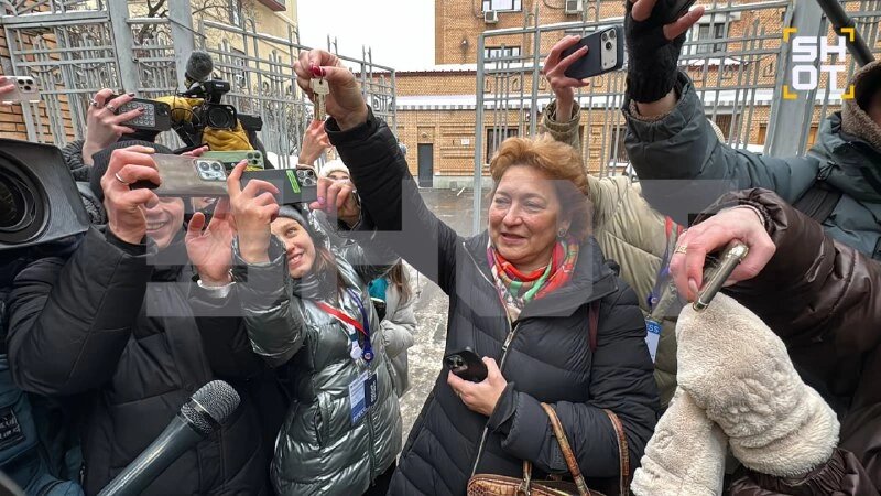     Адвокат Лурье с ключами от квартиры. SHOT