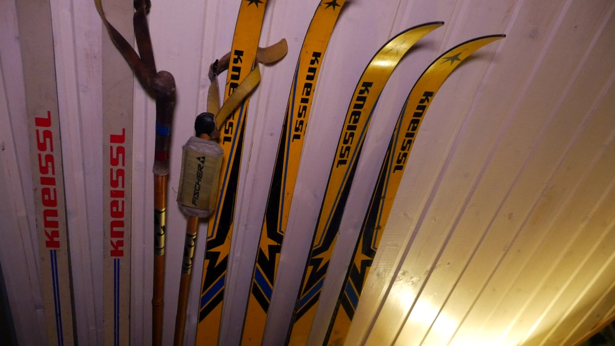 Первые серьёзные лыжи Kneissl ему купил отец за 450 рублей, что было сопоставимо с ценой мотоцикла