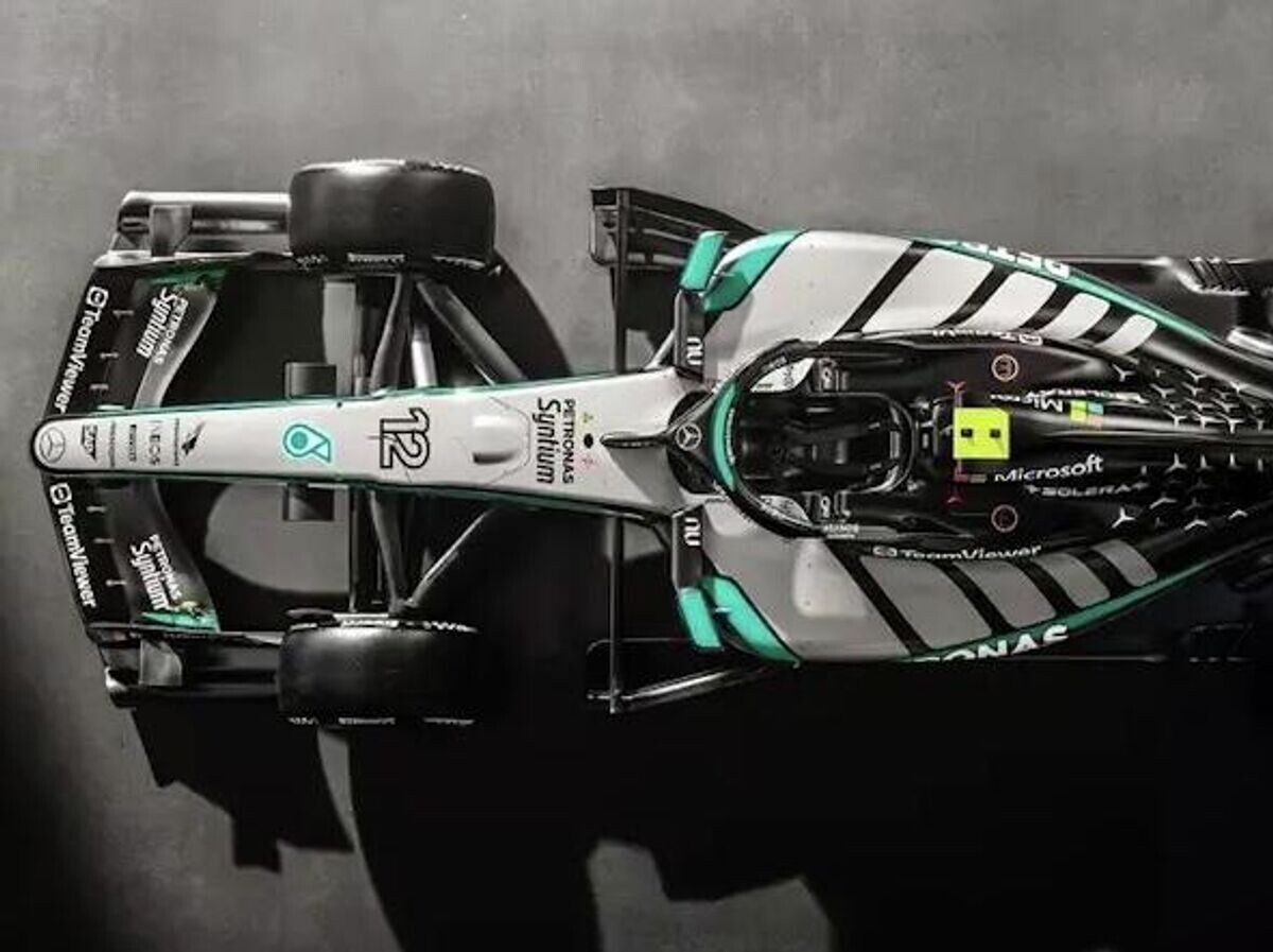    Команда "Мерседес" представила гоночную ливрею, которая будет использоваться на болидах в новом сезоне чемпионата "Формулы-1" | © Фото : Команда "Мерседес" F1