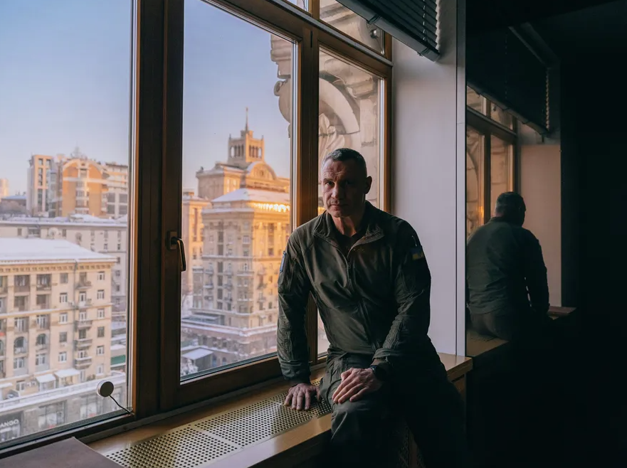 Виталий Кличко, 54 года, у окна своего офиса в украинской столице Киеве © Юлия Кочетова для DIE ZEIT (Киев, 16.1.2026)