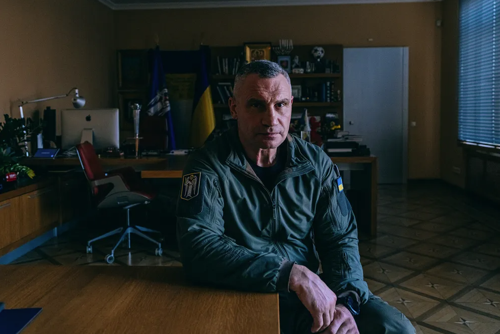 Виталий Кличко, 54 года, у окна своего офиса в украинской столице Киеве © Юлия Кочетова для DIE ZEIT (Киев, 16.1.2026)