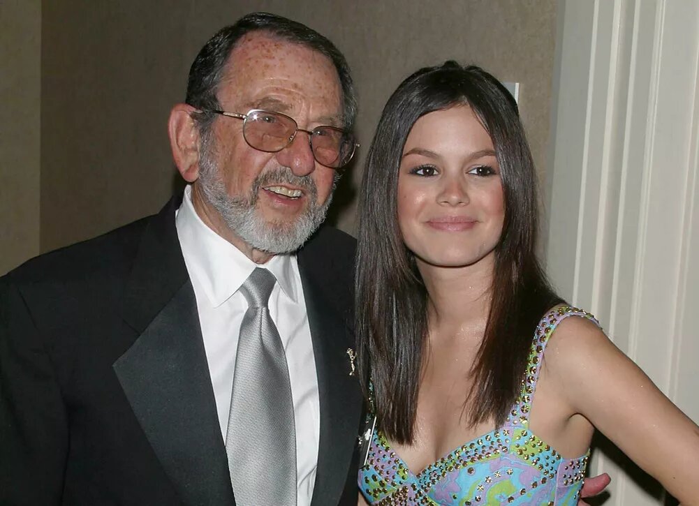    Умер дедушка звезды "Одиноких сердец" Рэйчел Билсон