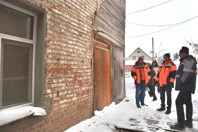 Всем миром проверяли отопление в доме вековой давности