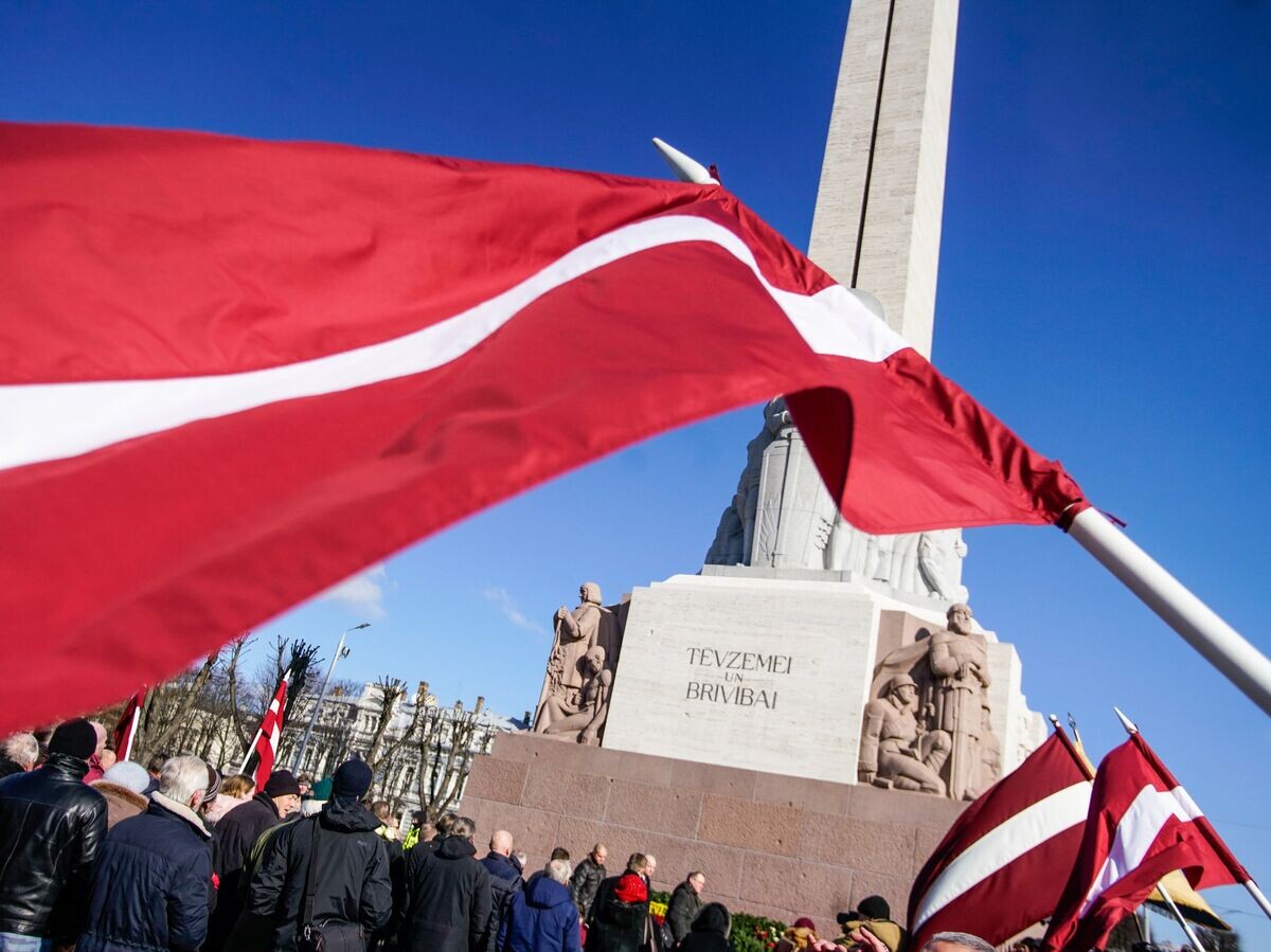    Участники марша бывших латышских легионеров "Ваффен СС" и их сторонников у памятника Свободы в Риге | © РИА Новости / Сергей Мелконов