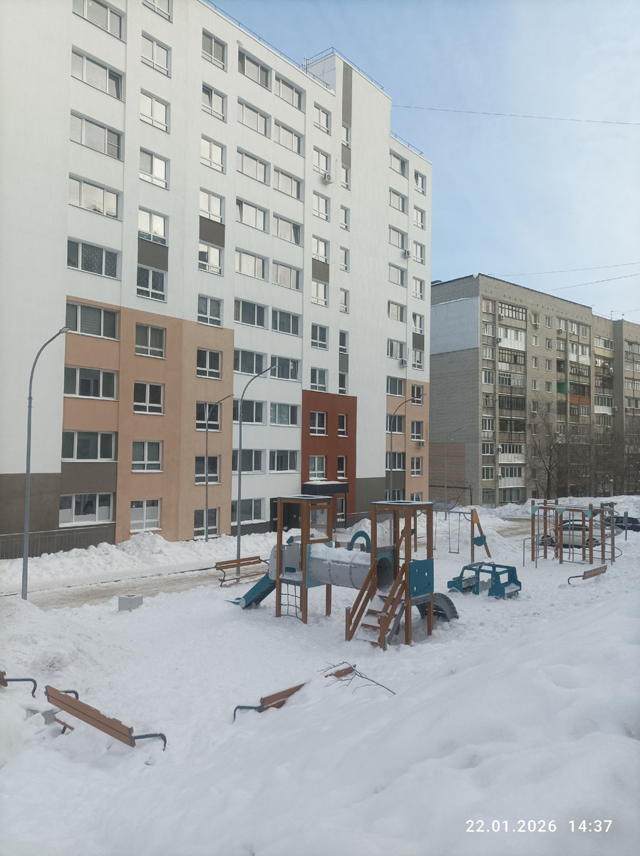 Новостройка по пути. Жаль, что мой лапоть не передаёт яркость картинки из моих глаз))) 