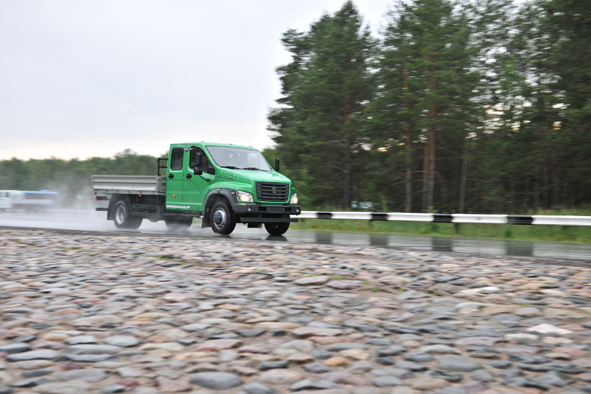 Испытания «Газона NEXT» с двухрядной кабиной на мокром асфальте и булыжной мостовой