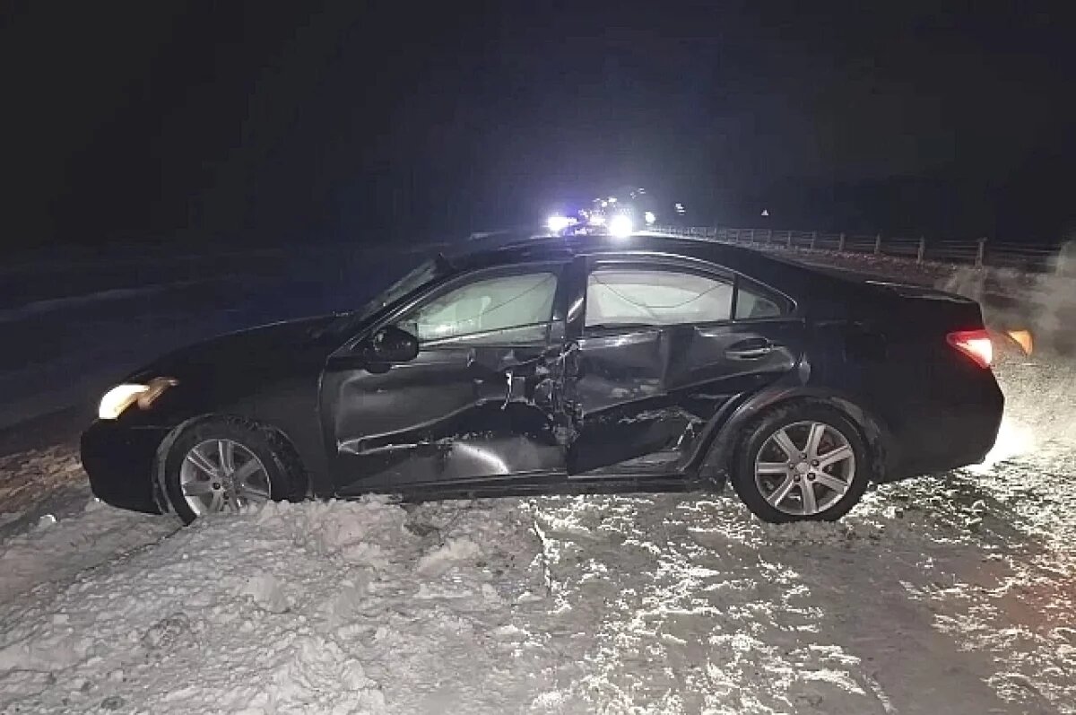    Черный Lexus разбился о припаркованный УАЗ на трассе под Волгоградом