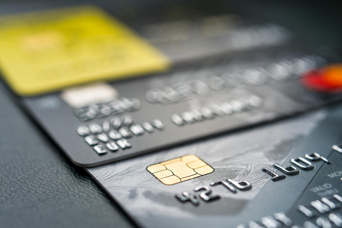    Банковские карты 123RF/legion-media.ru