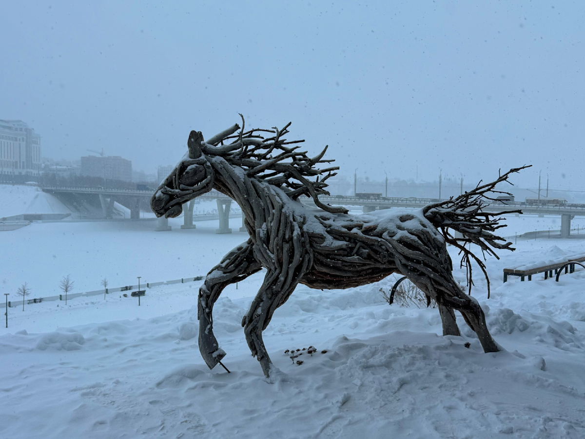 Перед входом красуется вот такой конь