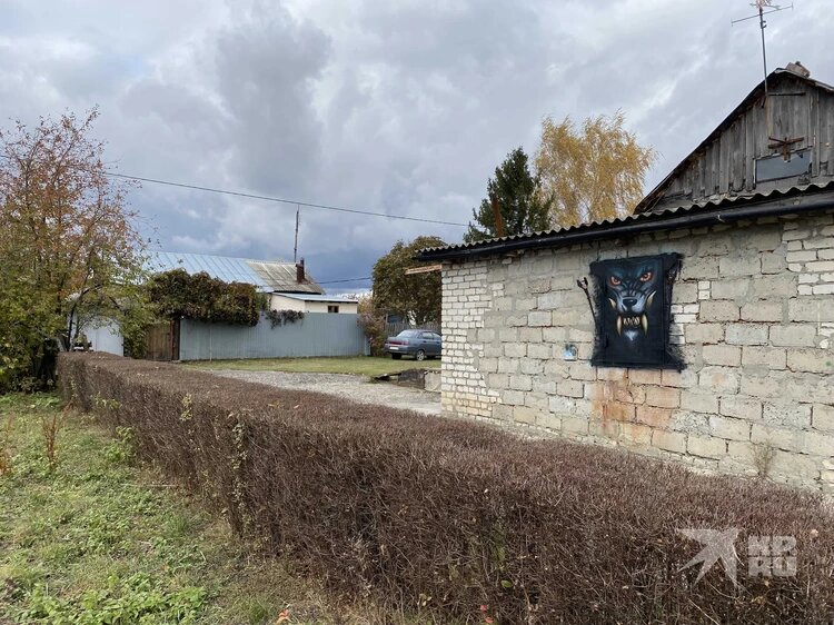 На переднем плане гараж, где Цикунов любил ковыряться в машинах. А на дальнем плане тот самый дом