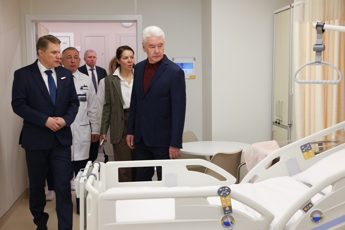    Сергею Собянину и Михаилу Мурашко понравился медицинский кластер родовспоможения, который сформирован в Городской клинической больнице имени Вересаева./Сергей Михеев/ РГ