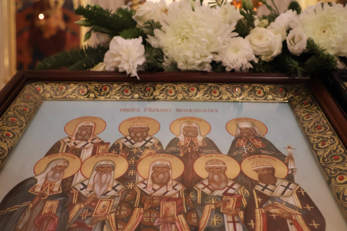 На нашей храмовой иконе святителей Московских Филипп в нижнем ряду крайний справа