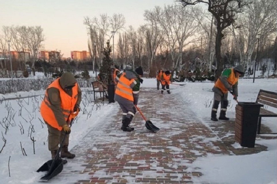    Во всех районах города на снегоборьбу ежедневно выходят более 100 рабочих и 12 единиц спецтехники. Фото: Администрация Мариуполя