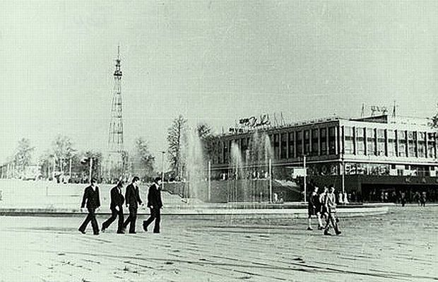 Привычное ижевчанам здание Центрального универмага торжественно открылось 20 января 1972 года. 